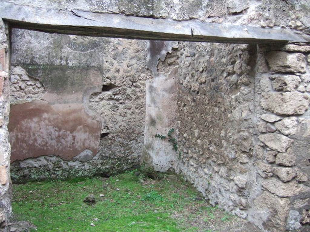 VII.11.15 Pompeii. December 2005. Side room to left of entrance, looking south.