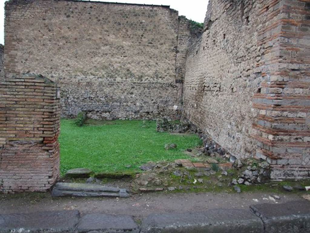VII.11.16 Pompeii. December 2006. Entrance doorway, looking west.

