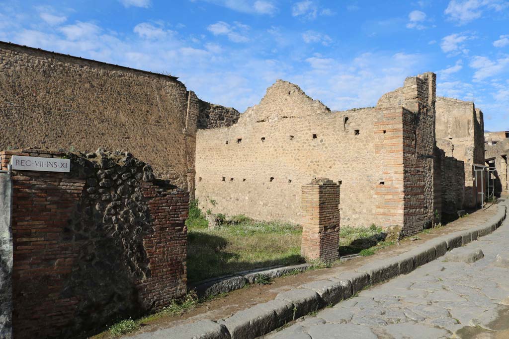 VII.11.17 Pompeii on left. December 2018. Looking north-west to entrances, with VII.11.16, centre right. Photo courtesy of Aude Durand.