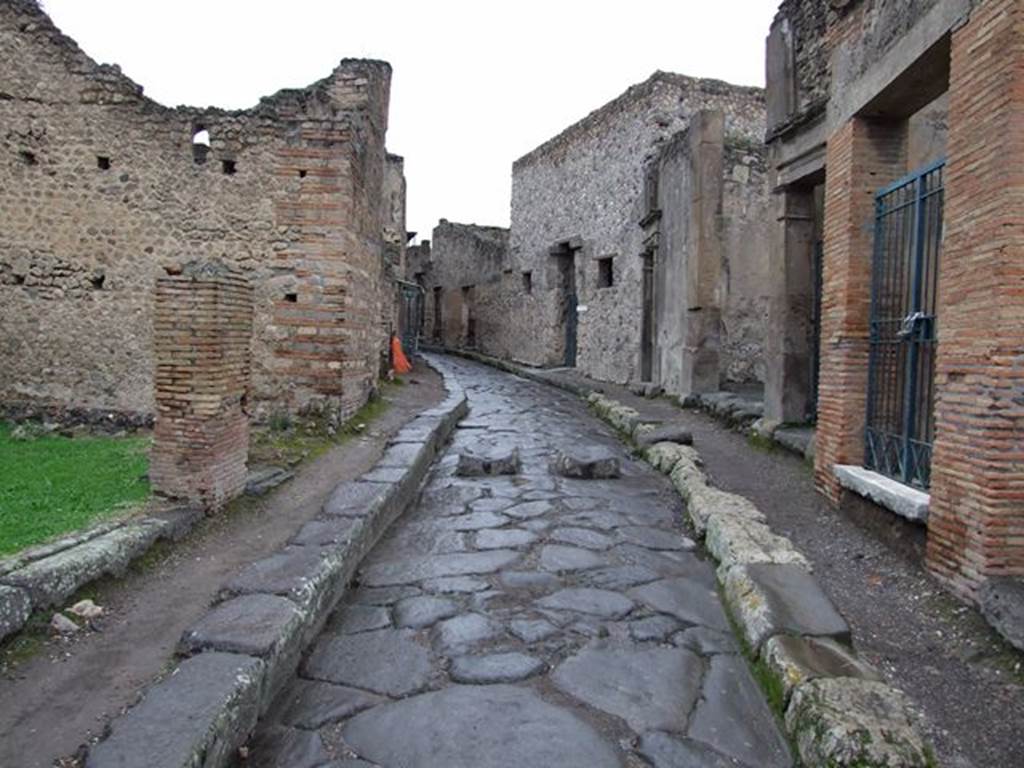 VII.11.17 Pompeii. December 2006. Vicolo del Lupanare, looking north.  VII.1 on right.