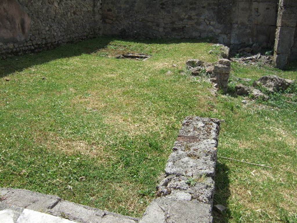 VII.12.3 Pompeii. May 2006. Looking west across peristyle garden.
