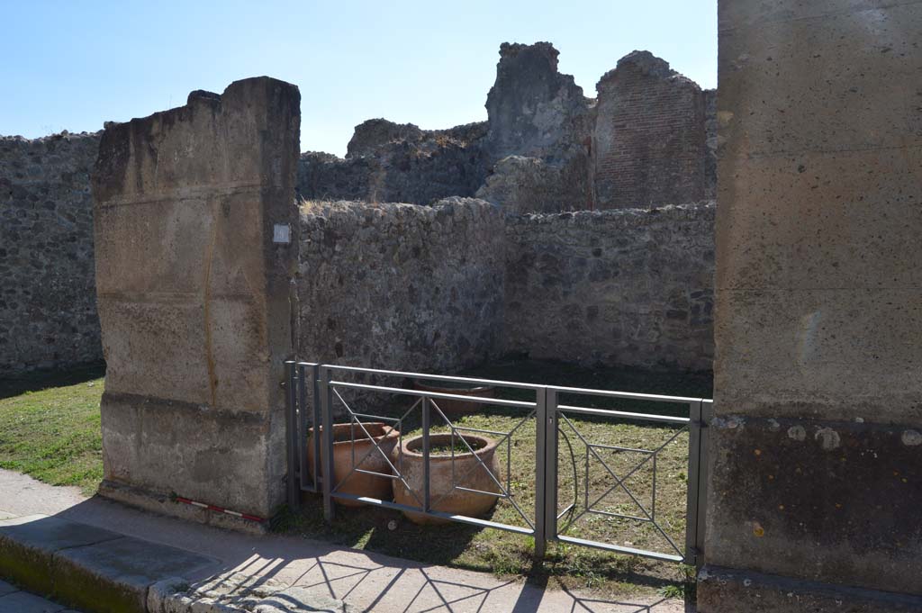 VII.12.9 Pompeii. October 2017. Looking south towards entrance doorway on Via degli Augustali.
Foto Taylor Lauritsen, ERC Grant 681269 DÉCOR.

