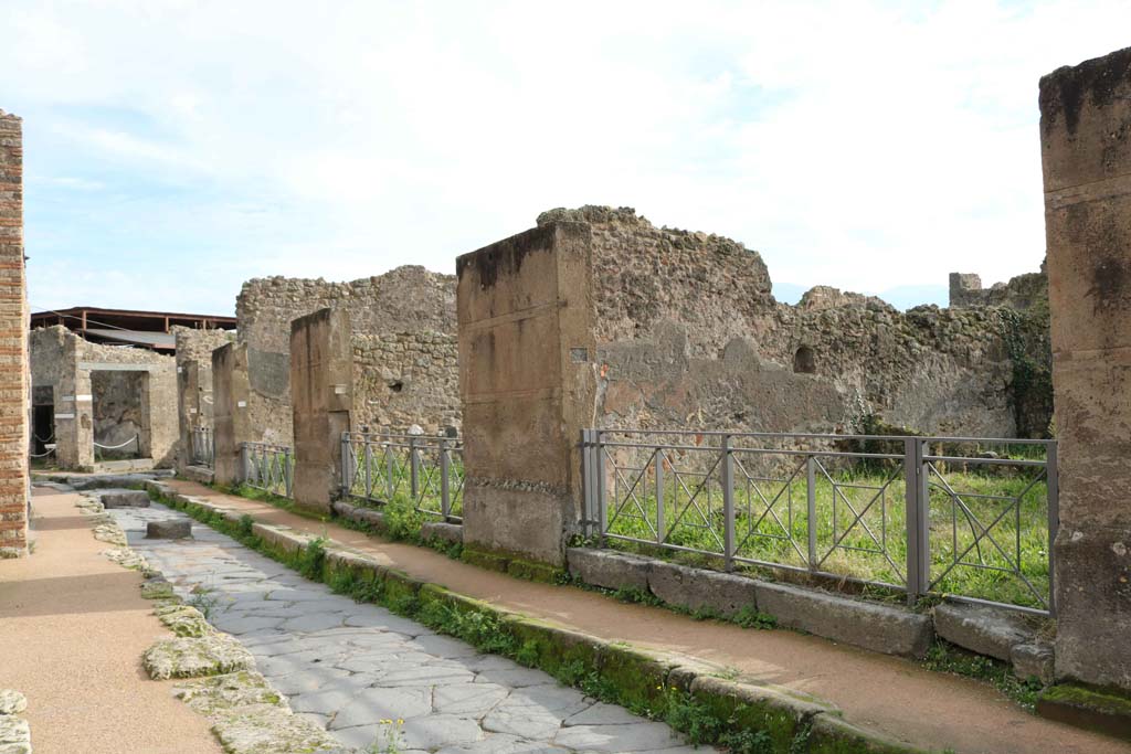 Via degli Augustali, Pompeii. December 2018. 
Looking east along south side, with VII.12.11, on right. Photo courtesy of Aude Durand.
