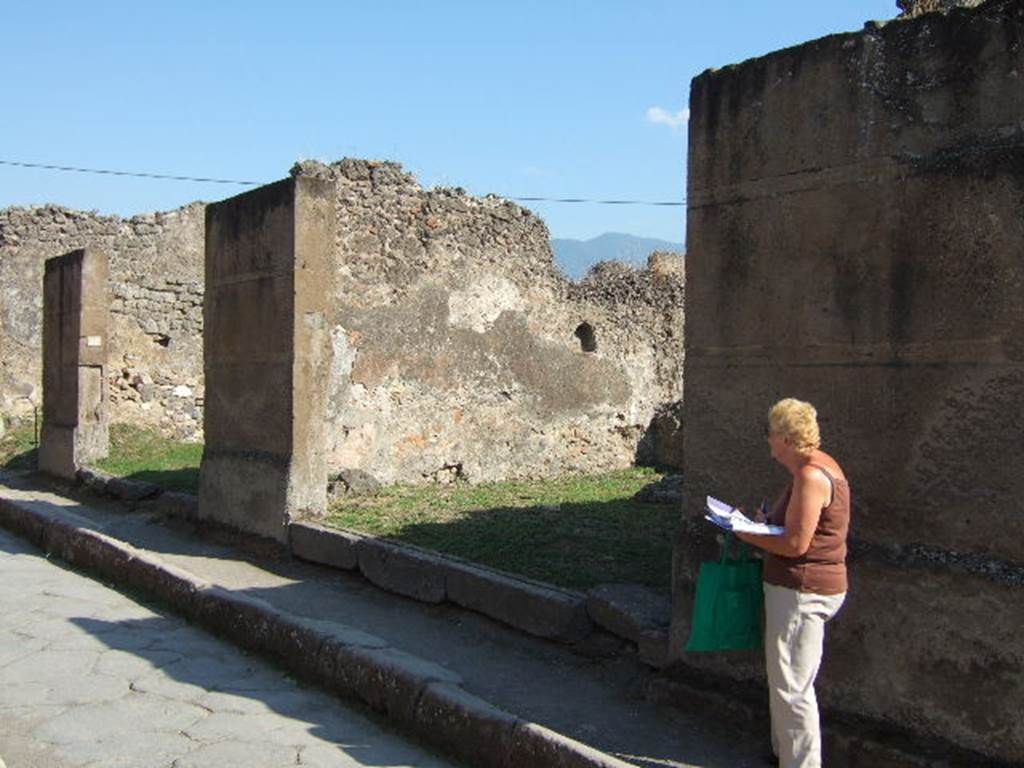 VII.12.11 Pompeii. September 2005. Looking east towards entrance doorway.