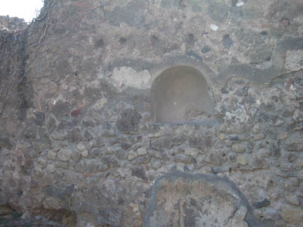 VII.12.12 Pompeii. September 2005. Niche in west wall of shop-room.
According to Boyce, above the counter on which the articles for sale were displayed, was an arched niche. Fiorelli described this as “la nicchia de’ Penati”  Fiorelli, Scavi, 19; Descr., 283.
See Boyce G. K., 1937. Corpus of the Lararia of Pompeii. Rome: MAAR 14. (p.70, no.317) 
