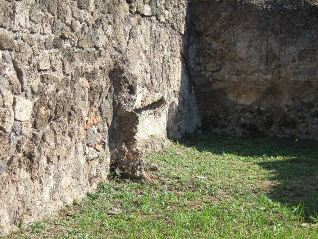 VII.12.12 Pompeii. September 2005. Remains of a bed-niche in south-east corner of biclinium.