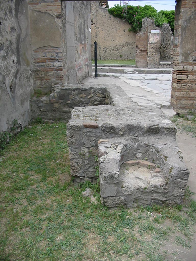 VII.12.15 Pompeii. September 2005. Niche. According to Boyce, in the west wall of the bar-room was an arched niche with projecting floor. Below the niche was a stucco cornice.
See Boyce G. K., 1937. Corpus of the Lararia of Pompeii. Rome: MAAR 14. (p.71, no.320) 
