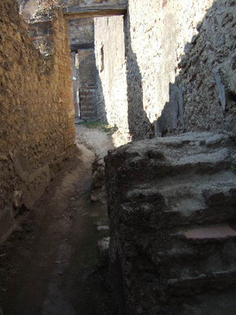 VII.12.16 Pompeii. September 2005. Looking north to corridor to VII.12.15, and steps near east wall.

