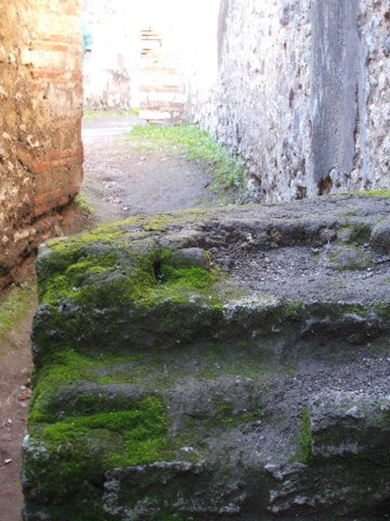 VII.12.16 Pompeii. December 2004. Steps to upper floor, with corridor at the rear.
