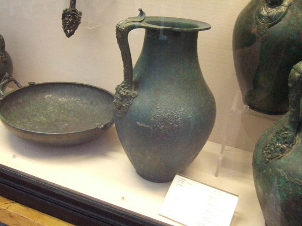 VII.12.17 Pompeii.  Bronze brocca jug found in Fullonica VII.12.17.    Now in Naples Archaeological Museum.  Inventory number: 69493.