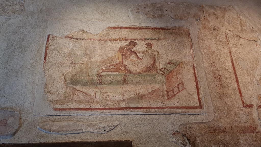 VII.12.18 Pompeii. December 2018. Painted erotic wall fresco on frieze. Photo courtesy of Aude Durand.