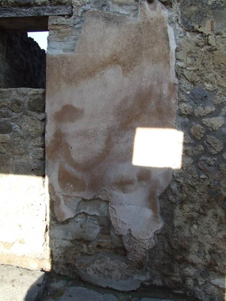 VII.12.22 Pompeii. December 2007. Entrance doorway to workshop with steps to upper floor showing plaster to right of entrance.