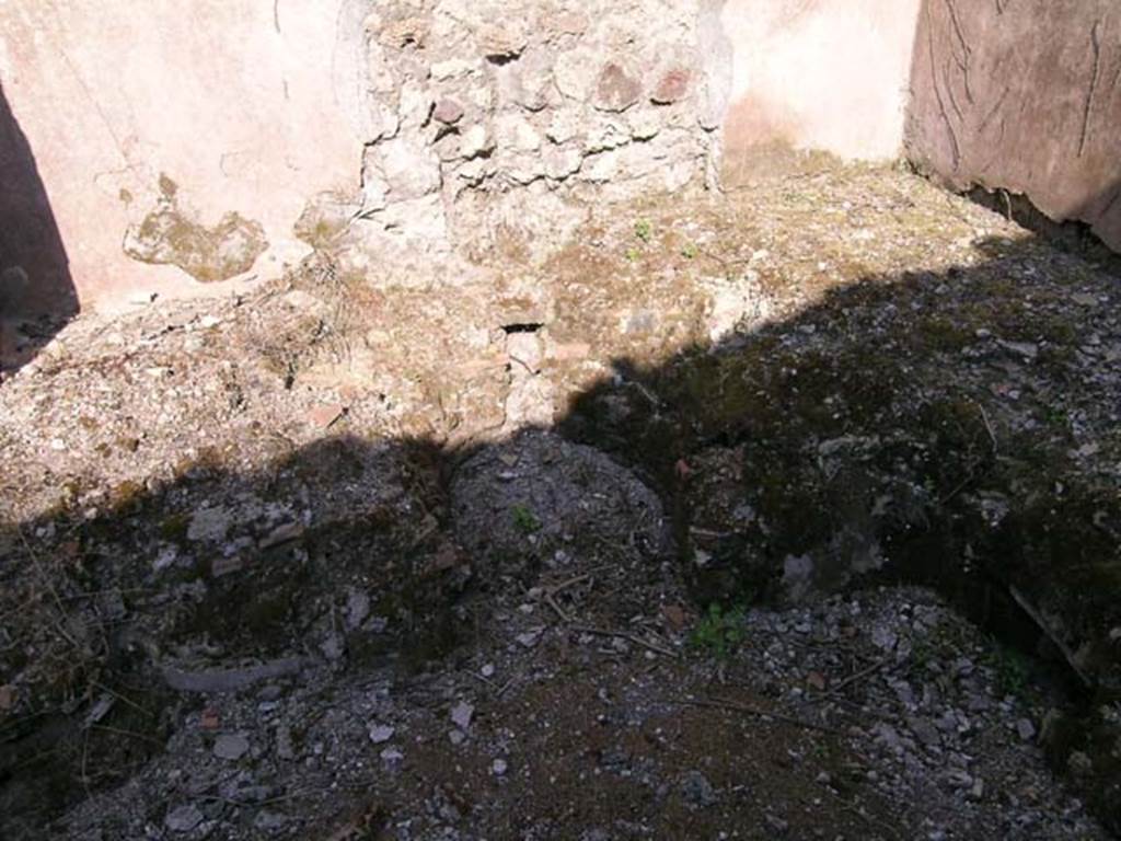 VII.12.22/25 Pompeii. June 2005. Masonry bench with site of boiler, and wall covered in cocciopesto, with a high plinth.  Photo courtesy of Nicolas Monteix.
