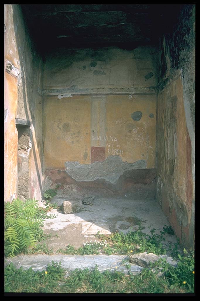 VII.12.26 Pompeii. Room at rear of portico.
Photographed 1970-79 by Günther Einhorn, picture courtesy of his son Ralf Einhorn.

