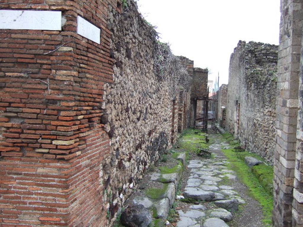 VII.12.34 side wall, Pompeii. December 2005.Vicolo del Balcone Pensile looking east. VII.10 on right.