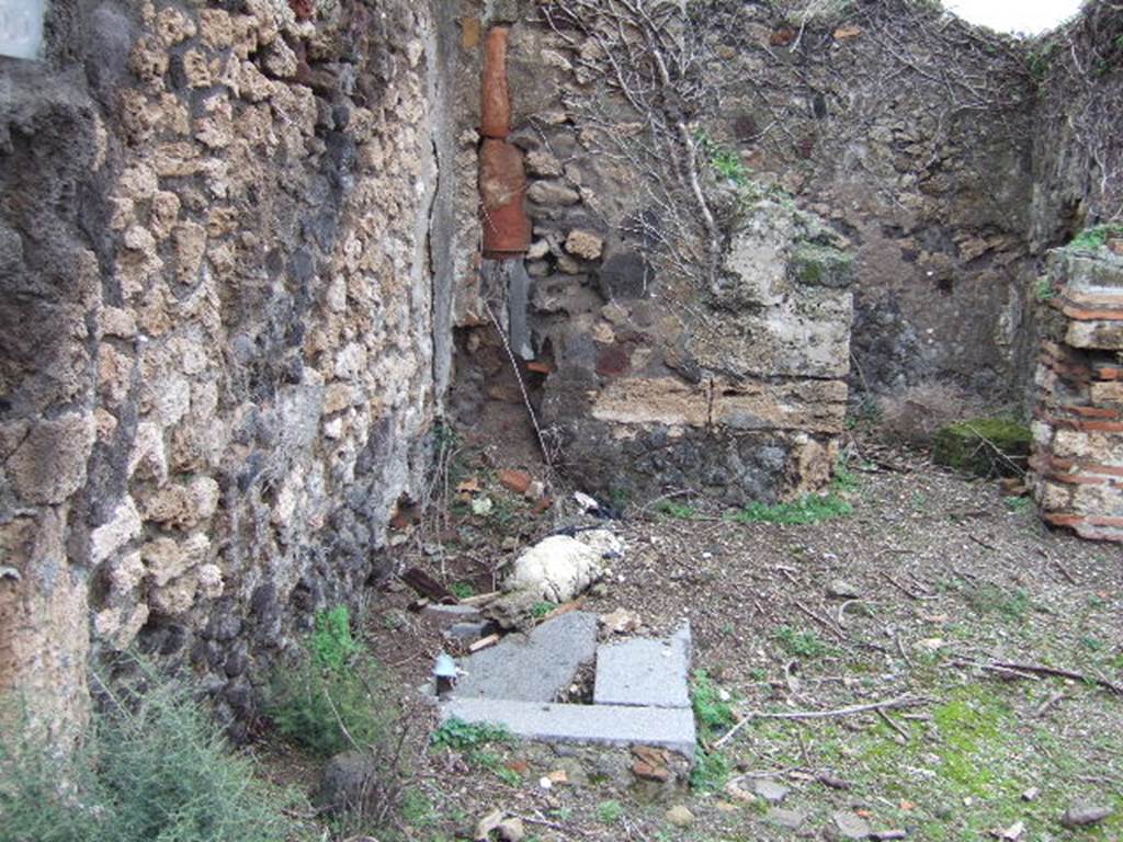 VII.12.36 Pompeii. Looking east along north side, at the rear can be seen a down-pipe from the upper floor.

