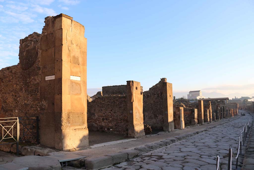 VII.13.1, Pompeii, on left. December 2018. 
Looking east along north side of Via dell’Abbondanza, from junction with Vicolo di Eumachia, on left. Photo courtesy of Aude Durand.
