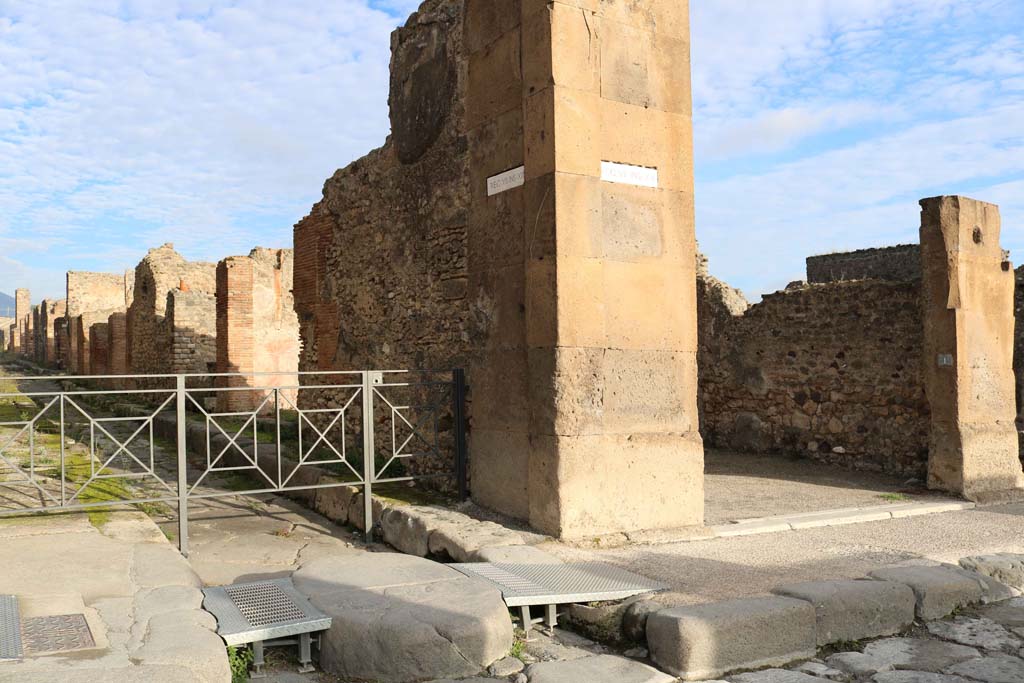 VII.13.1, Pompeii, on right. December 2018. 
Looking north from junction with Vicolo di Eumachia, with linked doorway at VII.13.25, centre left.
Photo courtesy of Aude Durand.
