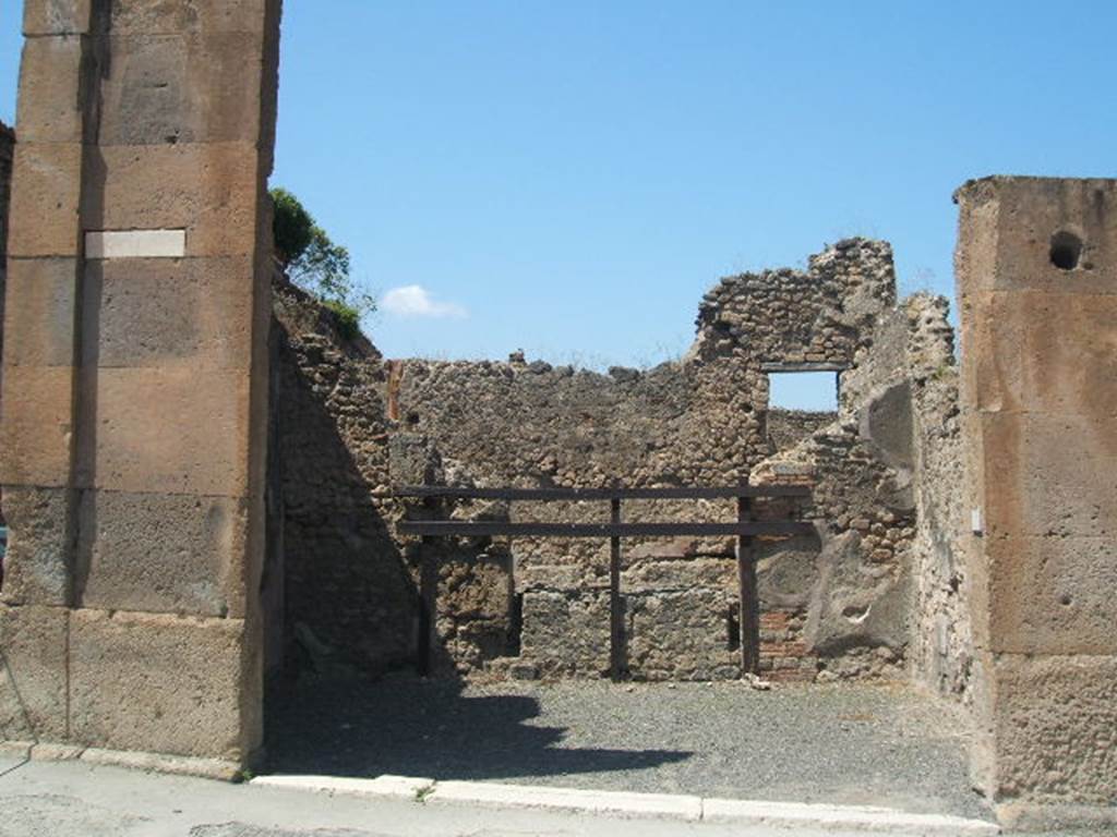 VII.13.1 Pompeii. May 2005. Shop entrance doorway, looking north.