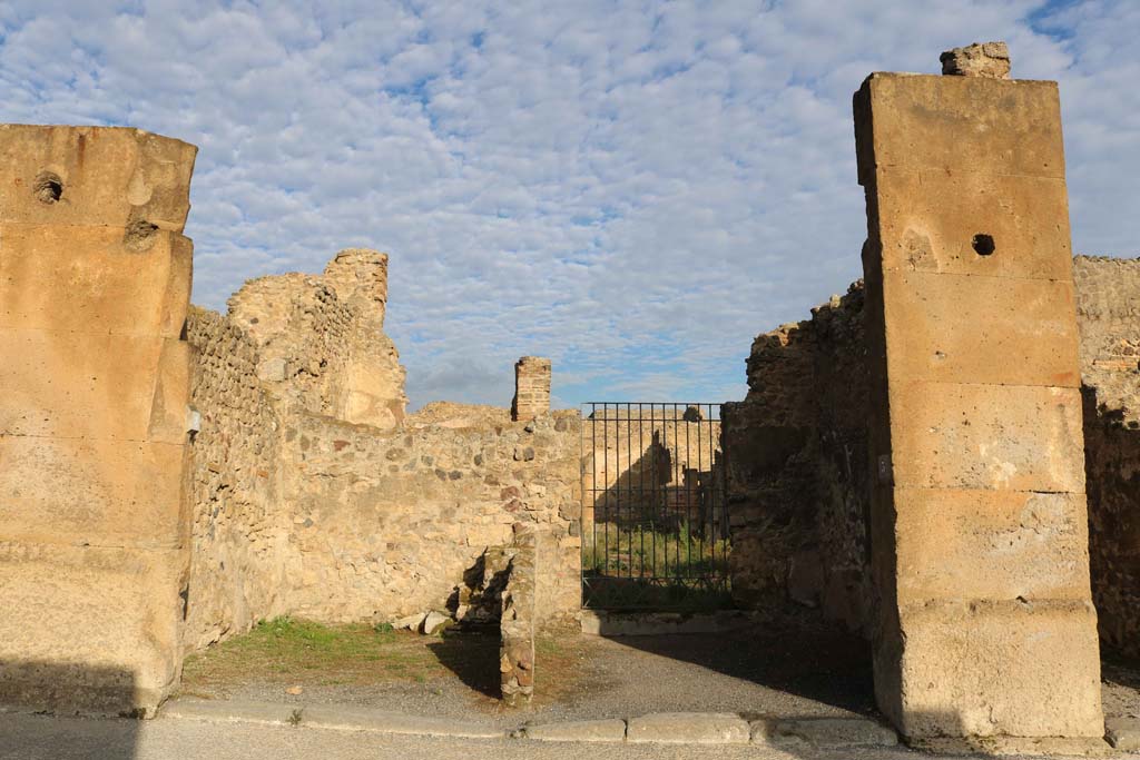 VII.13.2, Pompeii, on left. December 2018. 
Looking north on Via dell’Abbondanza, towards entrances, with VII.13.3, centre right. Photo courtesy of Aude Durand.
