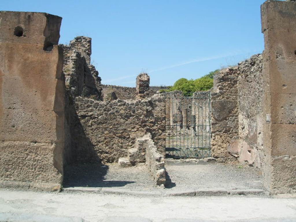 VII.13.2/3 Pompeii. May 2005. Looking north to entrance doorways.    