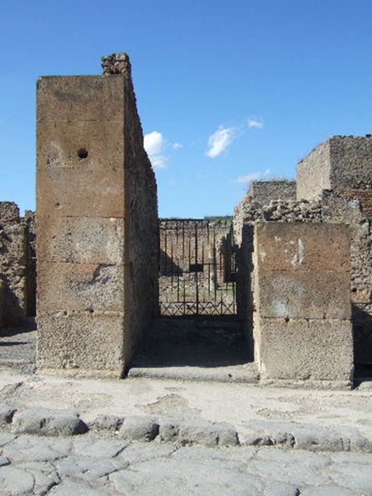 VII.13.4 Pompeii. September 2005. Entrance on Via dell’Abbondanza. 


