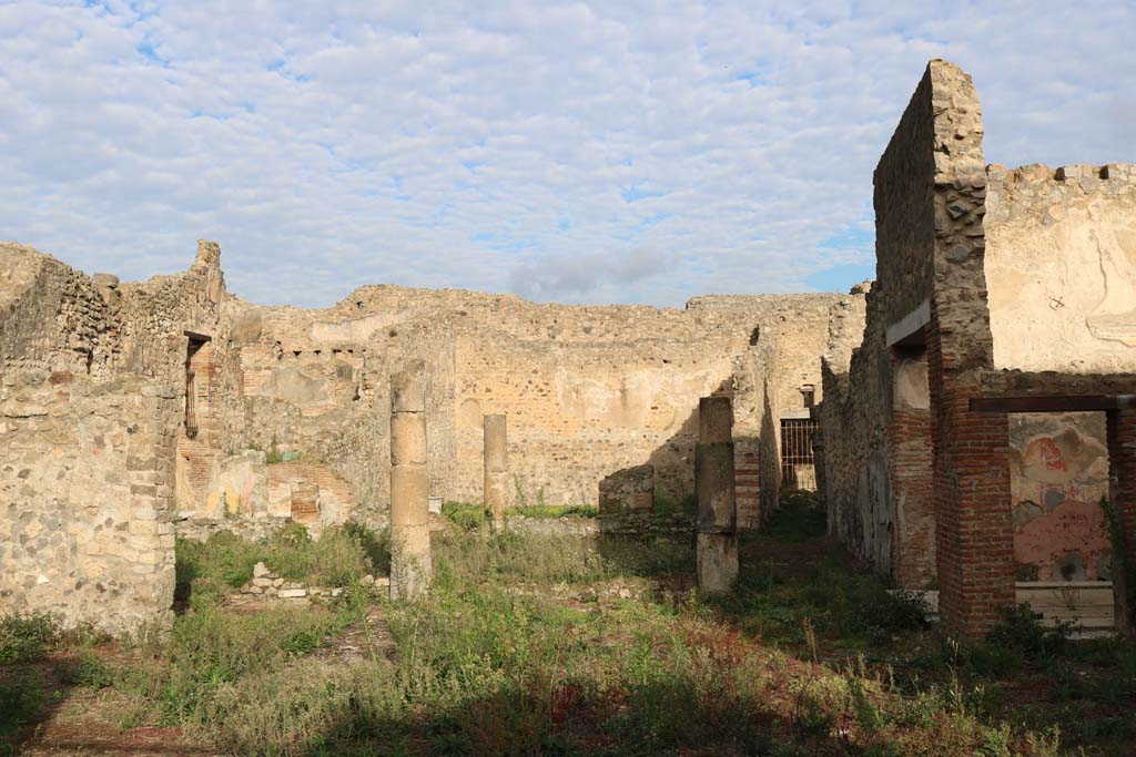 VII.13.4, Pompeii. December 2018. 
Looking north across atrium towards peristyle, with oecus/cubiculum with two doorways, on right. Photo courtesy of Aude Durand.
