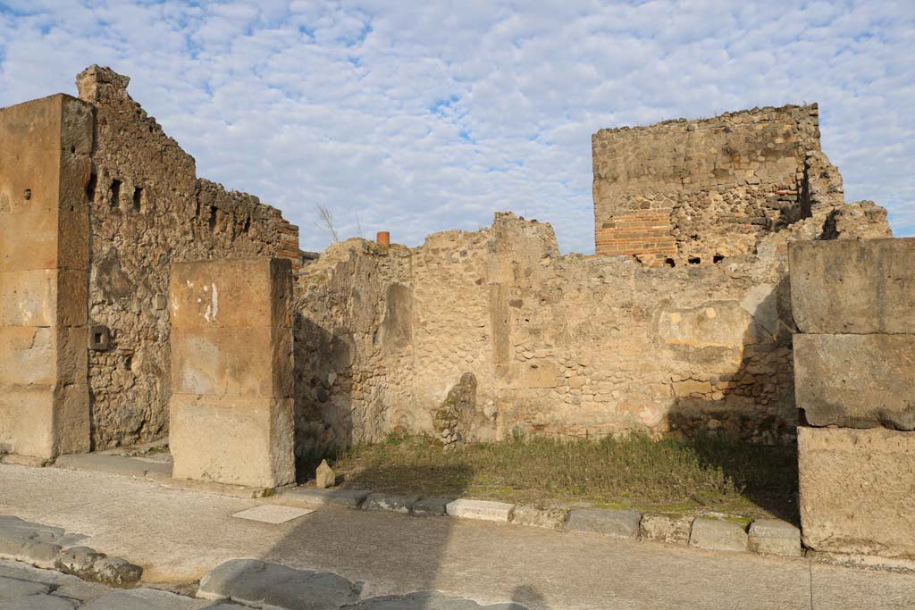 VII.13.5, Pompeii, on right. December 2018. Looking north to doorways, with VII.13.4, on left. Photo courtesy of Aude Durand.
