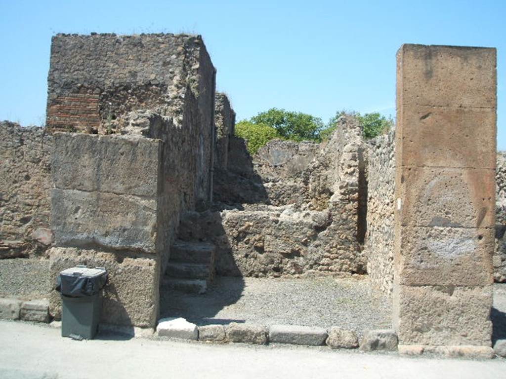 VII.13.6 Pompeii. May 2005. Looking north to entrance doorway.