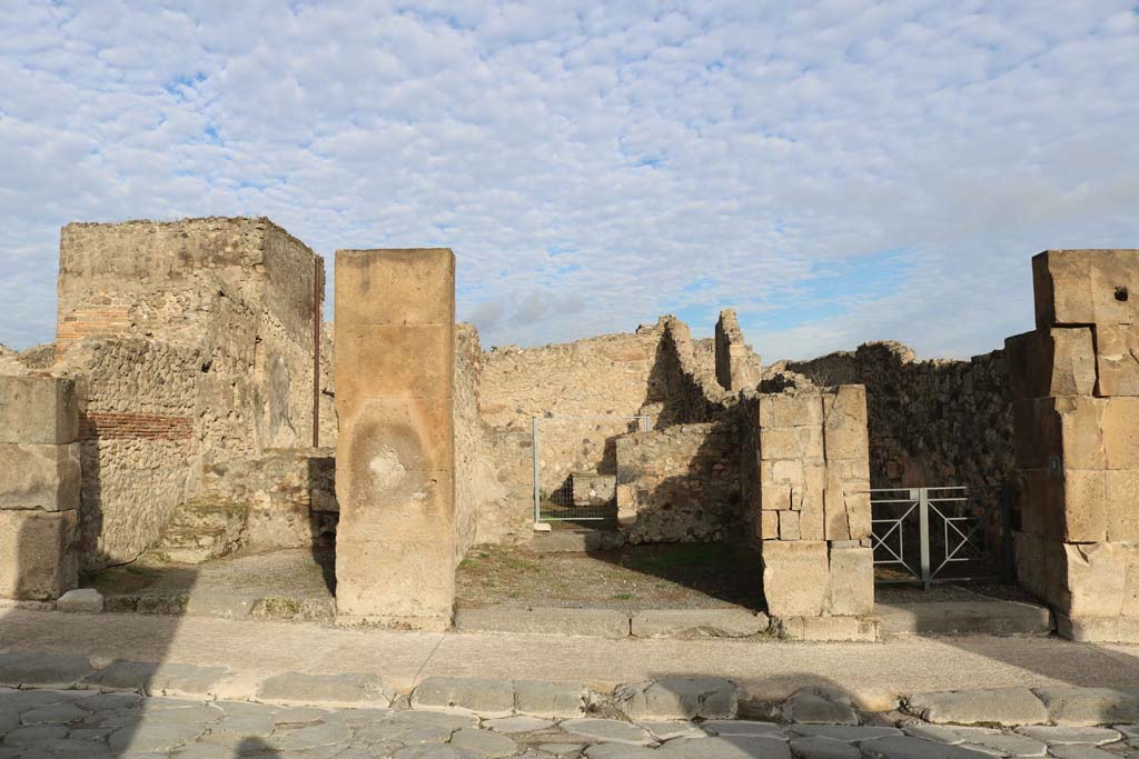 VII.13.7, Pompeii, in centre. December 2018. 
Looking north to entrances with VII.13.6, on left, and VII.13.8, on right. Photo courtesy of Aude Durand.


