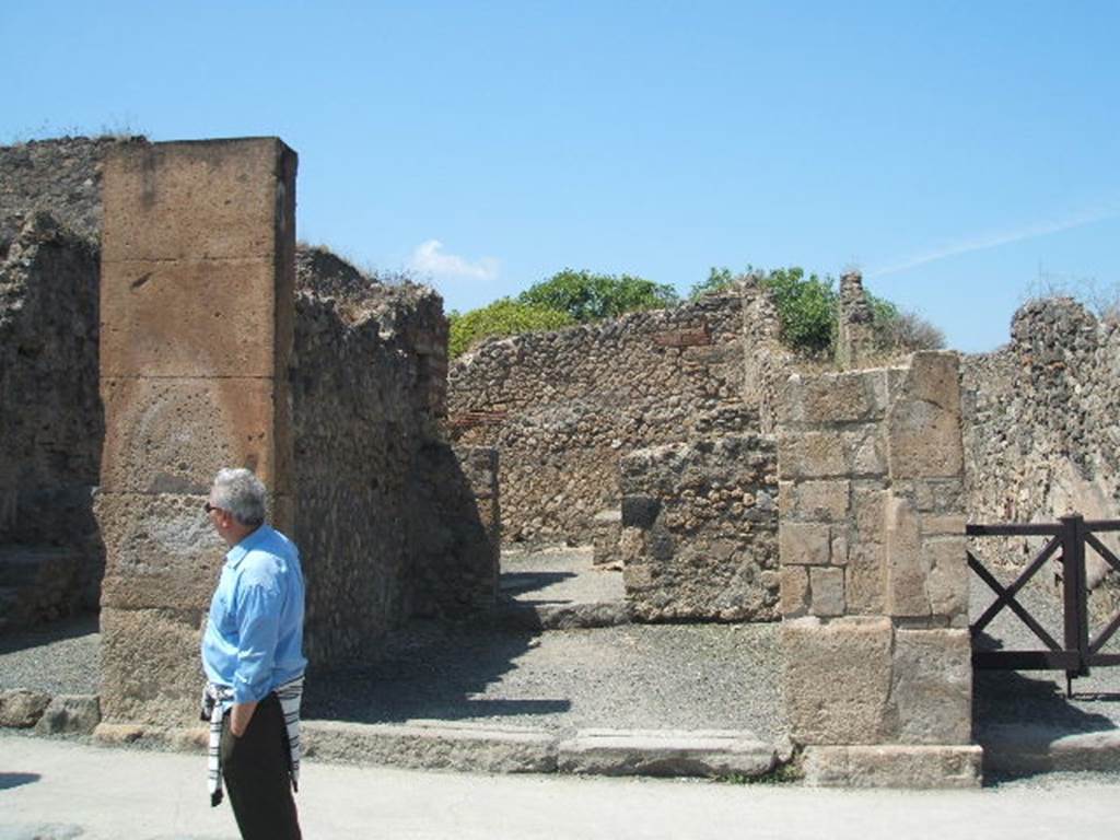 VII.13.7 Pompeii. May 2005. Looking north to entrance of shop with small dwelling.