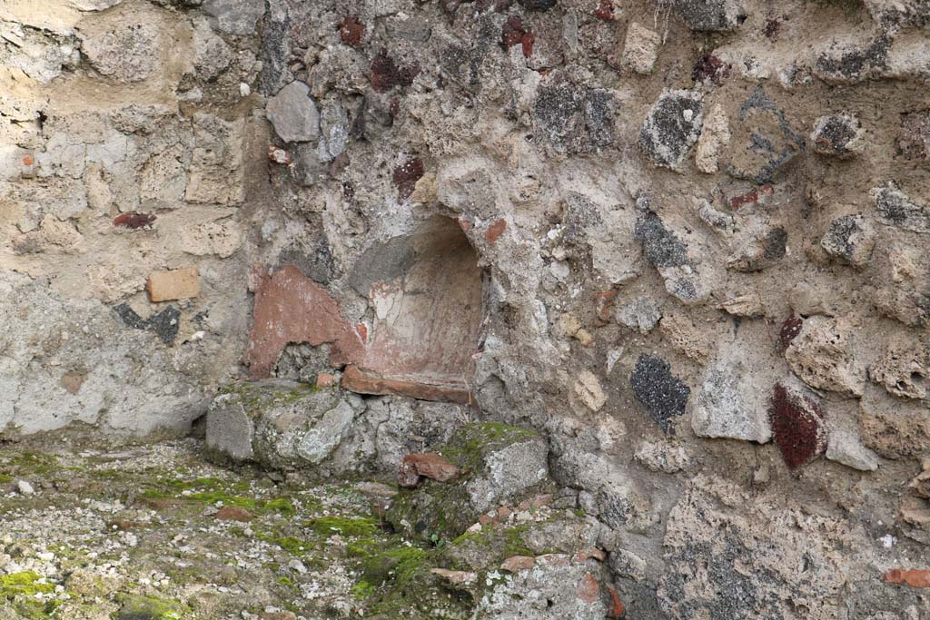 VII.13.7, Pompeii. December 2018. Niche set into east wall. Photo courtesy of Aude Durand.