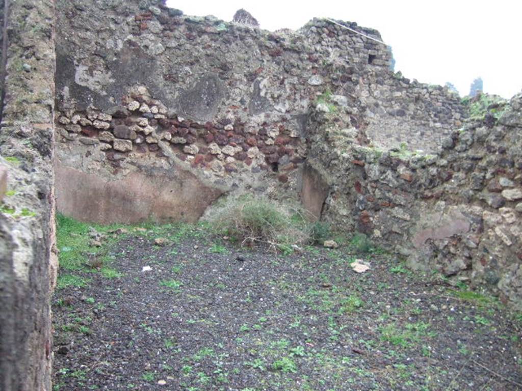 VII.13.8 Pompeii.  December 2005.  East wall and south east corner of Triclinium.