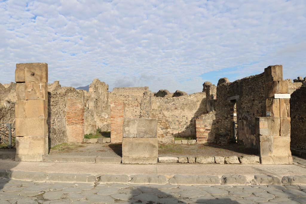 VII.13.9, Pompeii, on left. December 2018. 
Looking north on Via dell’Abbondanza towards entrances, with VII.13.10, on right. Photo courtesy of Aude Durand.
