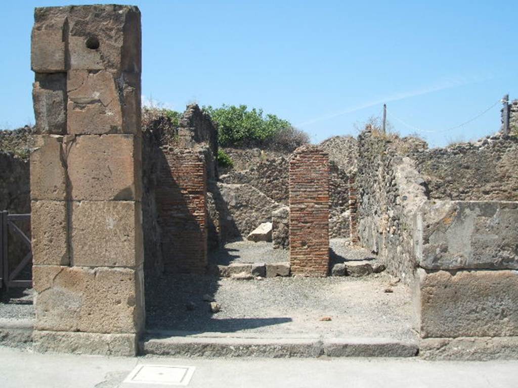 VII.13.9 Pompeii. May 2005. Entrance to shop, with dwelling at the rear.
According to Della Corte, a stamp/seal was discovered in this workshop with dwelling. The stamp/seal gave the name of Ani(us) Mo(destus?)   [CIL X 8058, 3]   See Della Corte, M., 1965.  Case ed Abitanti di Pompei. Napoli: Fausto Fiorentino. (p.226, S.2)
