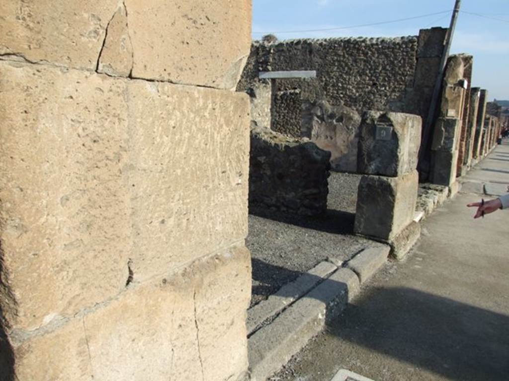 VII.13.9 Pompeii. December 2007. Looking east to entrance doorway on Via dell’Abbondanza.