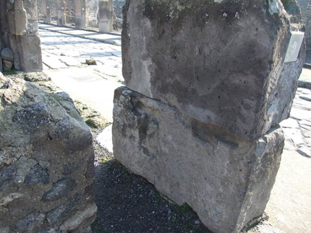 VII.13.9 Pompeii.  Shop with dwelling.   South east corner of shop.