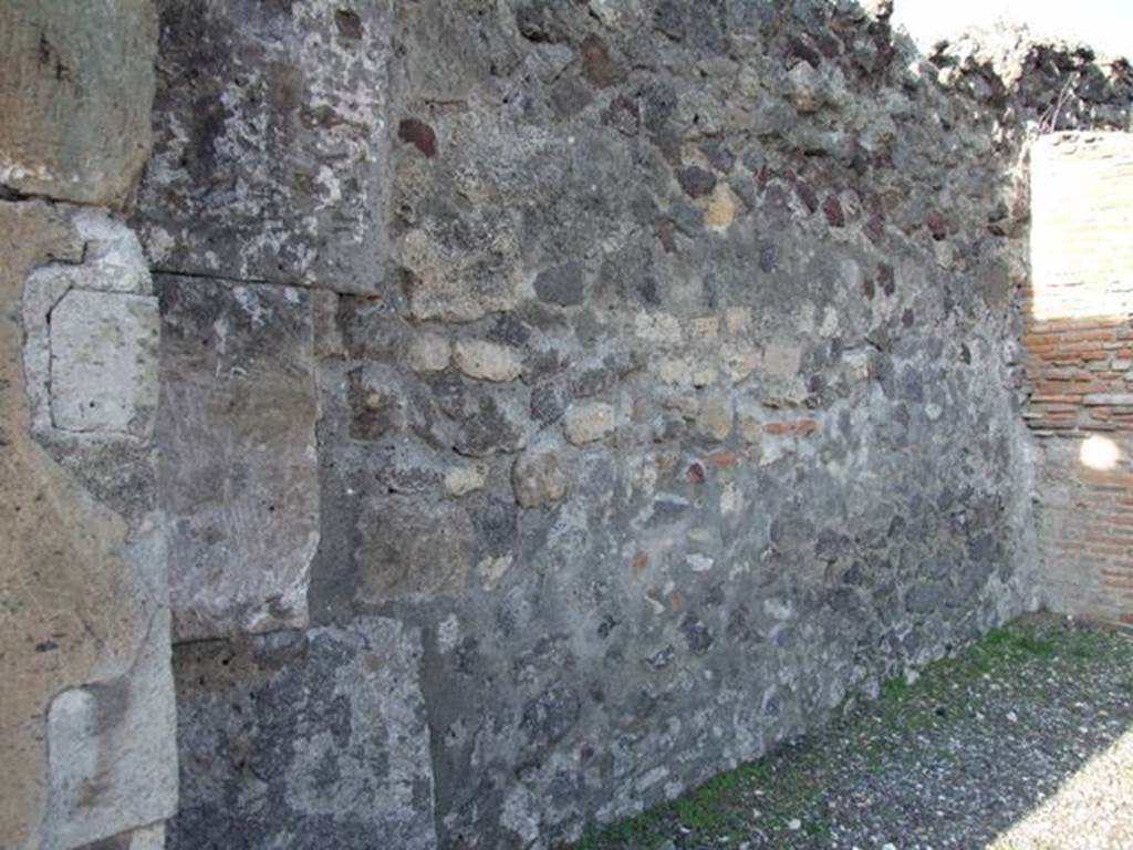 VII.13.9 Pompeii.  Shop with dwelling.   West wall of shop.
