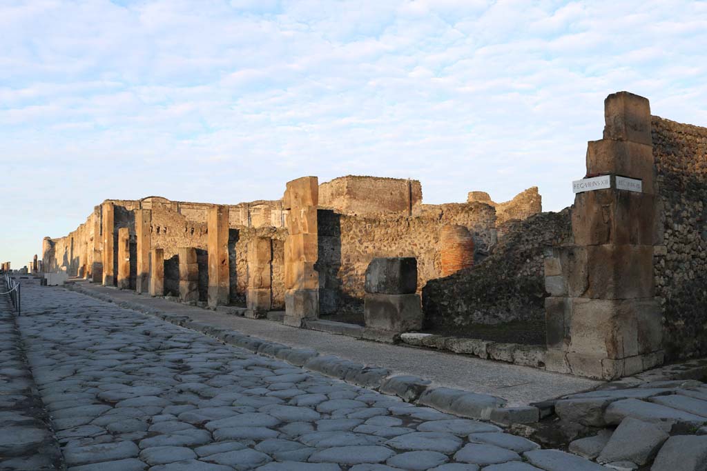VII.13.10, Pompeii, on right. December 2018. 
Looking north-west along insula VII.13, on north side of Via dell’Abbondanza. Photo courtesy of Aude Durand.
