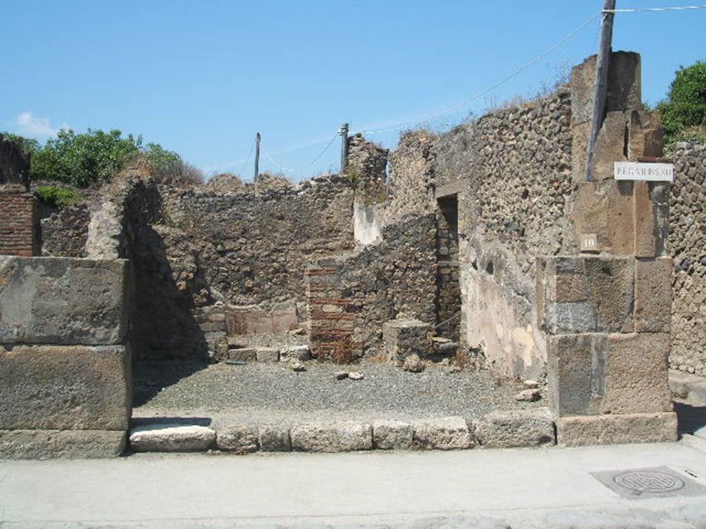 VII.13.10 Pompeii. May 2005. Looking north to entrance doorway.