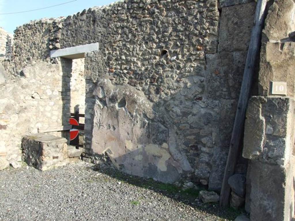 VII.13.10 Pompeii. December 2007. East wall of shop, with doorway VII.13.11 in Vicolo della Maschera.
