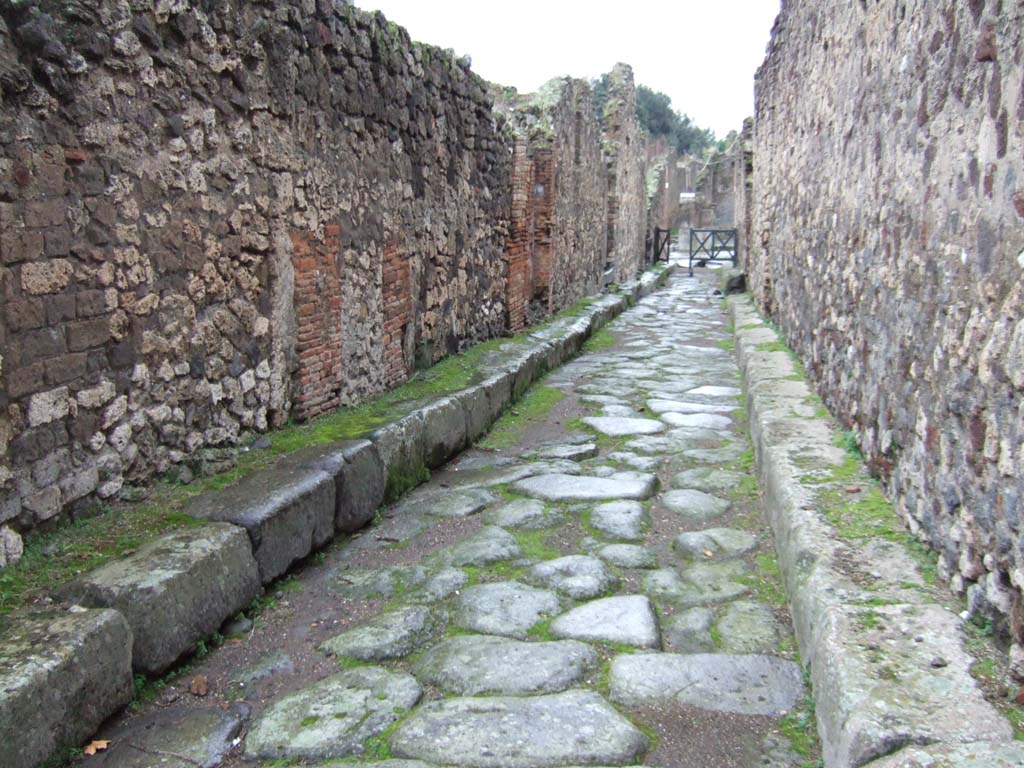 VII.13.14 Pompeii. December 2005. Rear entrance leading to house at VII.13.8.