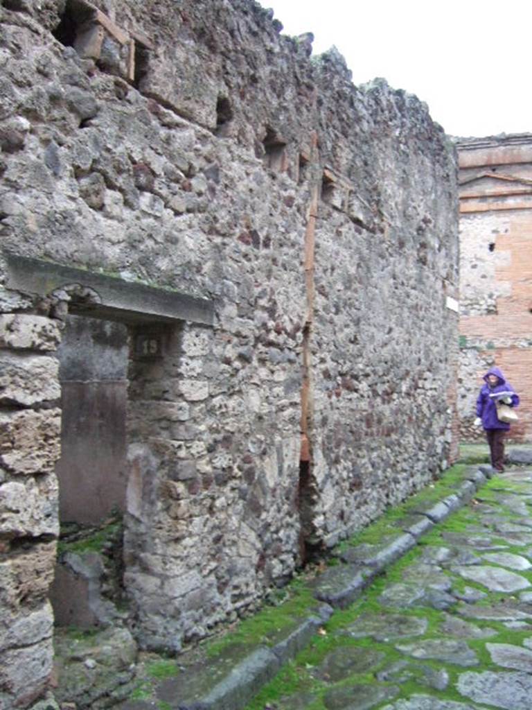 VII.13.19 Pompeii. December 2005. Looking west towards entrance doorway.  