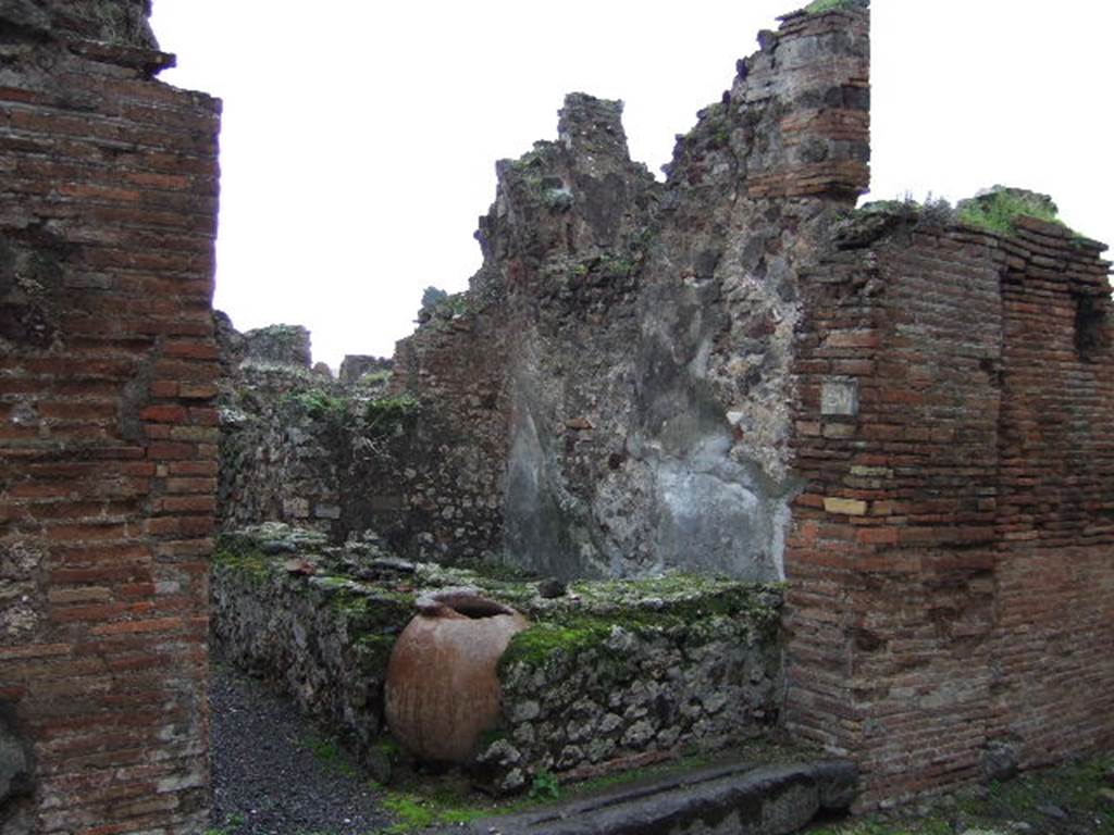 VII.13.20 Pompeii. December 2005. Looking south-east towards entrance doorway.