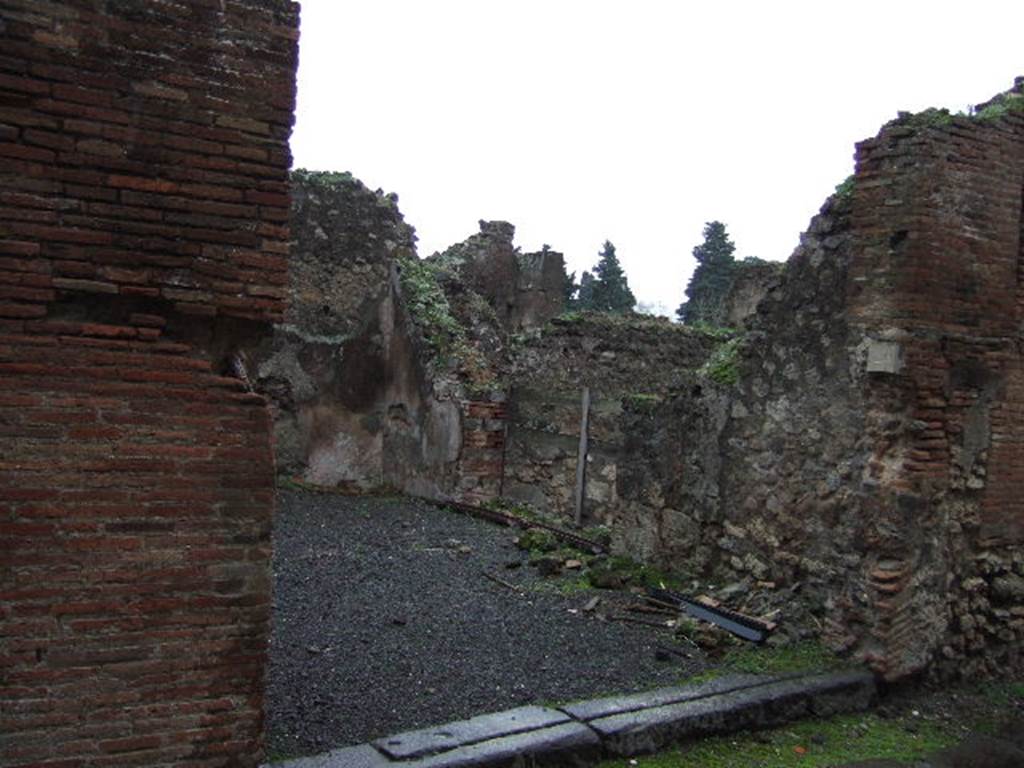 VII.13.25 Pompeii. December 2005. Looking towards entrance doorway and south wall.