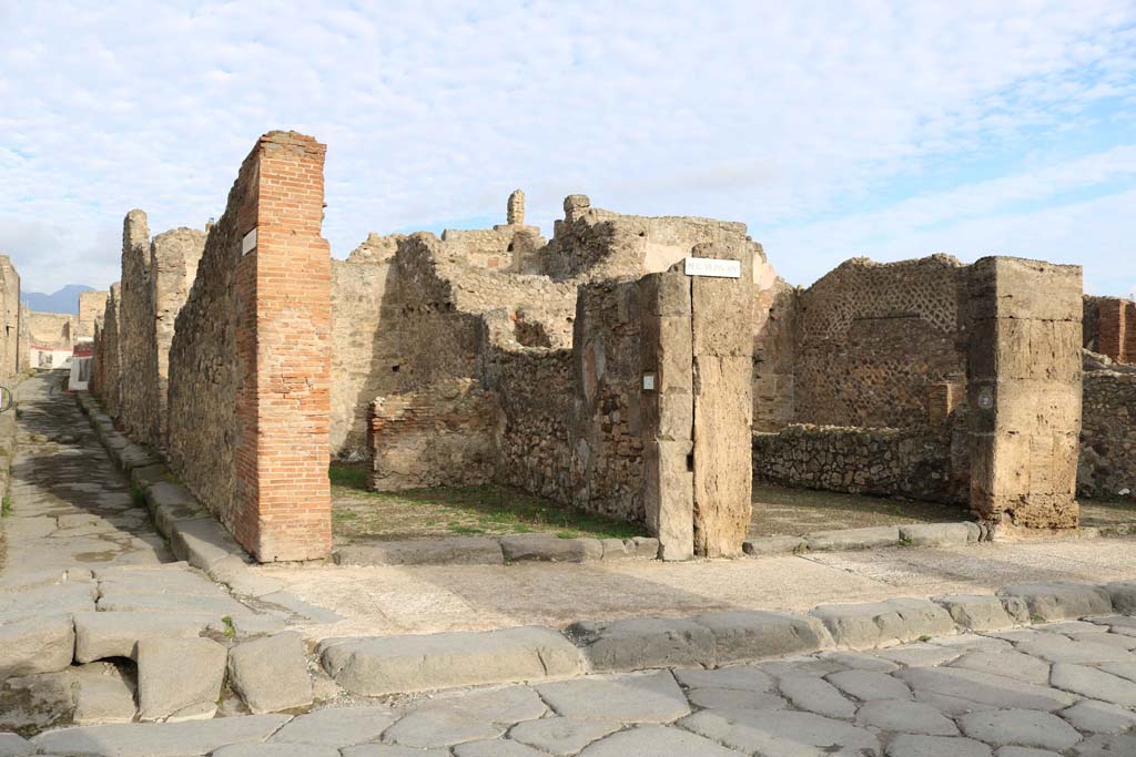 VII.14.1, Pompeii. December 2018. 
Looking north to entrance on east side of junction with Vicolo della Maschera, on left. Photo courtesy of Aude Durand.
