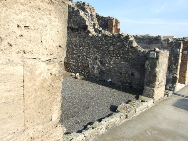 VII.14.3 Pompeii. May 2005. Looking east towards entrance doorway.