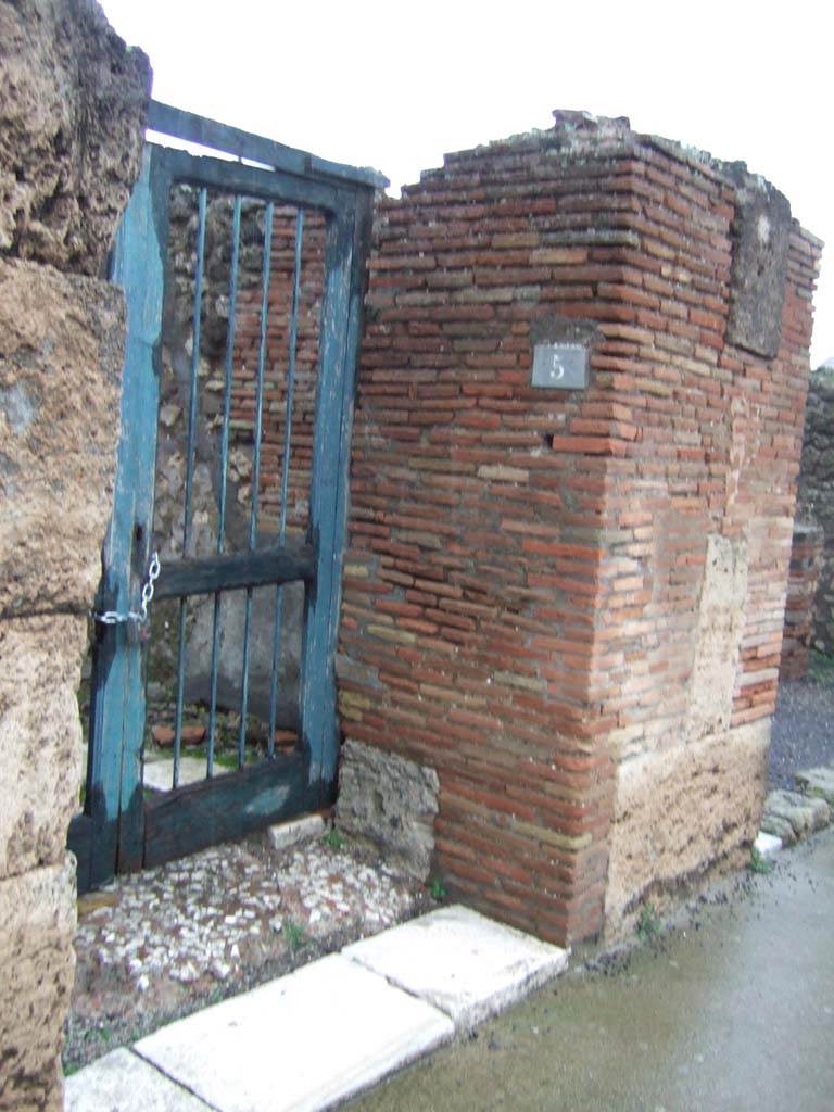 VII.14.5  Pompeii.  December 2005. Entrance.
