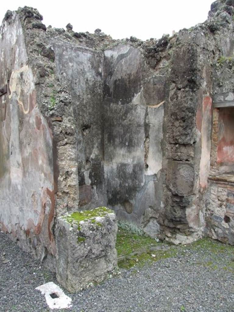 VII.14.5 Pompeii.  March 2009. Room 1. Atrium.  Remains of Impluvium.
Looking east.