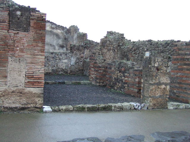 VII.14.6 Pompeii. December 2005. Entrance doorway on Via dell’Abbondanza.